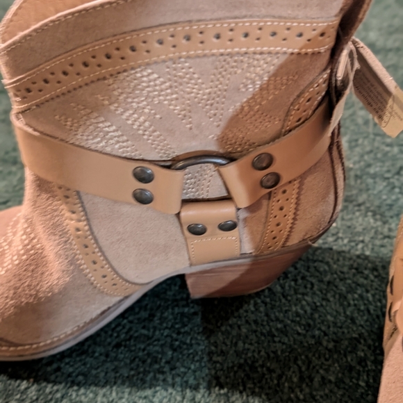 Dingo Harness Boots, Booties New 9 Tan Leather & Suede. NWT - Picture 4 of 7